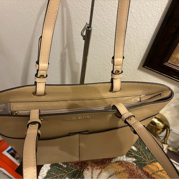 Michael Kors Soft Leather Sand colorTote.HandlesareExcellant LeatherVachetta.EUC - Picture 9 of 11